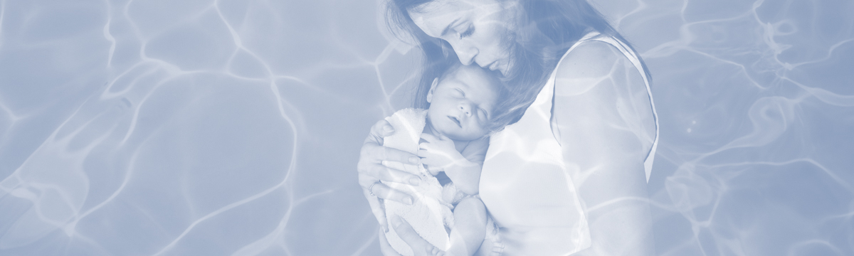 Symbolfoto für Wochenbettdepression, Frau mit Baby, unglücklich, farbreduziert, leicht bläulich