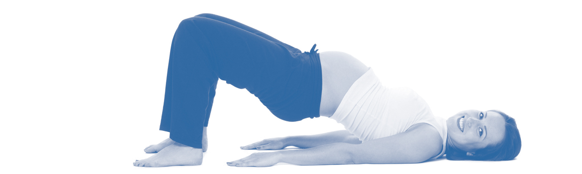 Yogaübung einer Schwangeren, farbreduziert, leicht bläulich