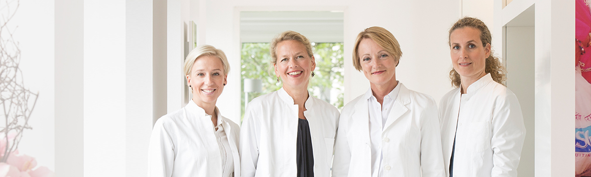 Gruppenfoto der vier Ärztinnen der Frauenarztpraxis Düsseldorf