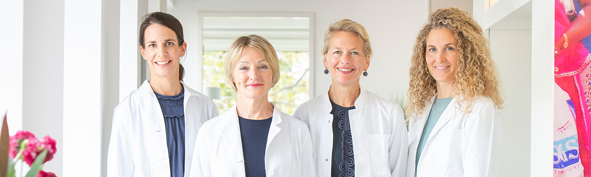 Gruppenfoto der vier Ärztinnen der Praxis