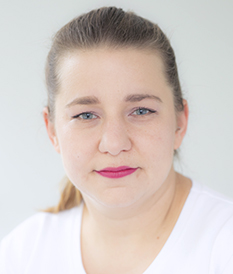 Porträtfoto der Mitarbeiterin Yvonne Kolacek