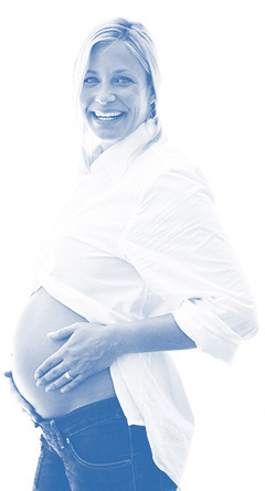 Foto einer lachenden Schwangeren mit rundem Bauch